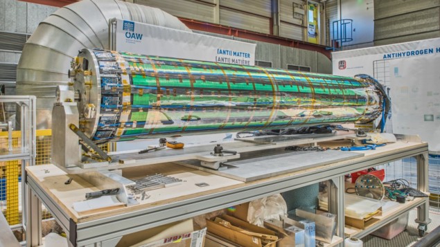 एंटीमैटर ऊपर नहीं गिरता, CERN प्रयोग से पता चला - फिजिक्स वर्ल्ड
