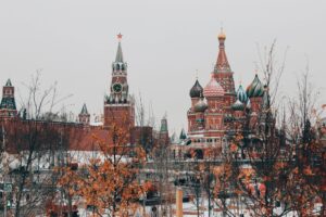 Binance sale de Rusia, el mercado 'no es compatible' con la estrategia de cumplimiento
