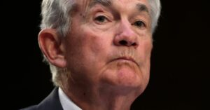 Bitcoin pade na 26.9 tisoč dolarjev zaradi jastrebovih pripomb Powella iz Federal Reserve