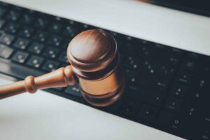 Hakim Menolak Gugatan Kelompok Terhadap Uniswap, Aturan DEX Tidak Bertanggung Jawab atas Token Penipuan