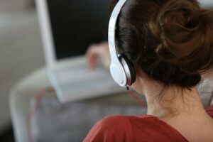 Spotify اب پوڈکاسٹر کی آواز کو ہسپانوی میں کلون کرنے کے لیے AI کا استعمال کر رہا ہے۔