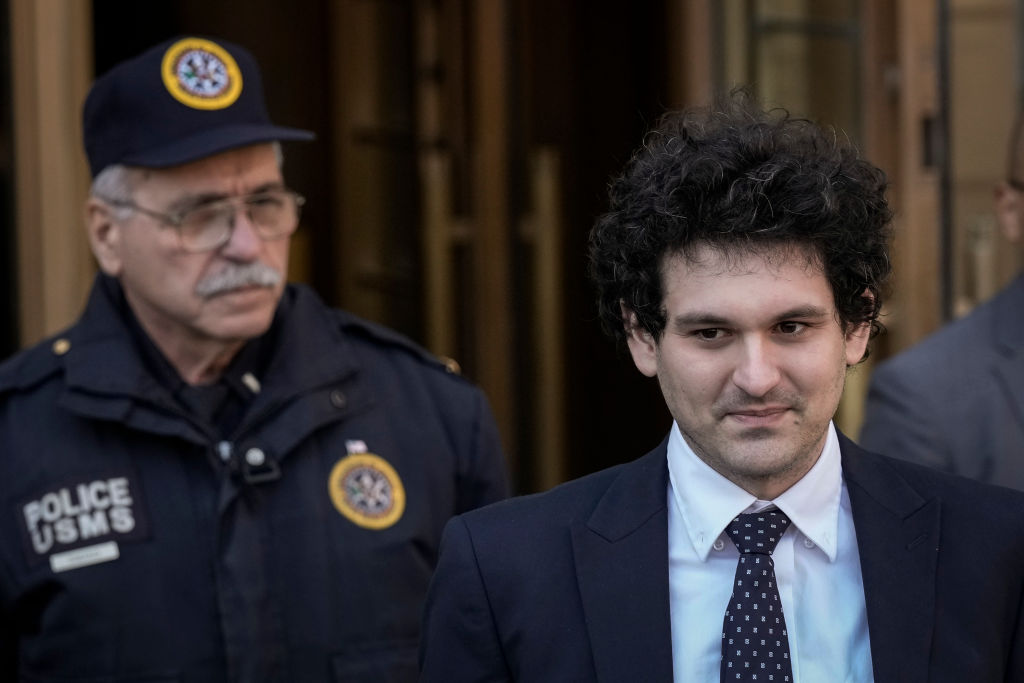 FTX-grunnlegger Sam Bankman-Fried (R) forlater Manhattan Federal Court etter en rettsmøte (Drew Angerer/Getty Images)