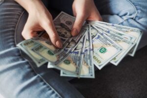 Bitfinexin omistaja ehdottaa 150 miljoonan dollarin osuuden takaisinostoa: Raportoi
