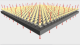 칩 위에 떠 있는 수백 개의 화살표(스핀을 나타냄)를 보여주고 전역 마이크로파장을 나타내는 화살표로 둘러싸인 만화