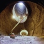 超電導スーパーコライダーのために掘削された空のトンネル、その中に機械と人が立ち並ぶ