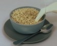 Fotó a tejről, amelyet egy tál puffasztott rizsbe öntenek