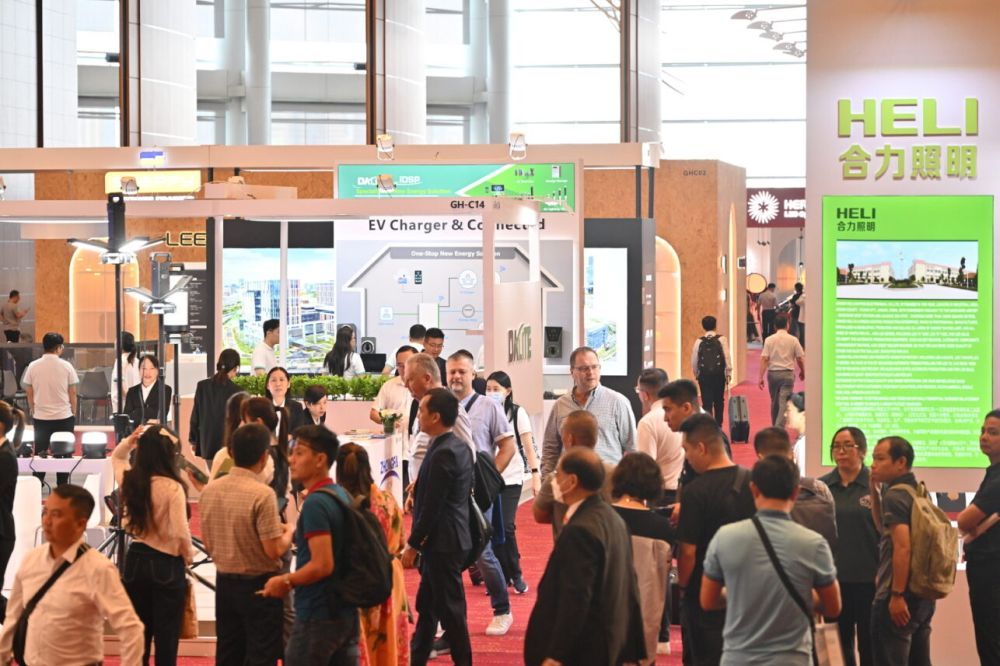 A Connected Lighting Zone debuts at the 25th Autumn Lighting Fair, showcasing new products from various renowned companies and brands.