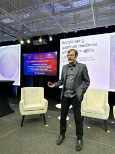 IQTNYC 2023 güçlü bir katılım ve güzel hava koşullarıyla açılıyor ve IBM Quantum - Inside Quantum Technology'den açılış konuşmasını yapan Scott Crowder