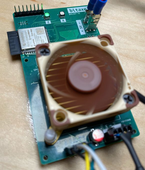 MiniBit 1366 i MiniBit 1397 Jednoukładowy Bitcoin ASIC Home Miners zasilany przez Bitaxe