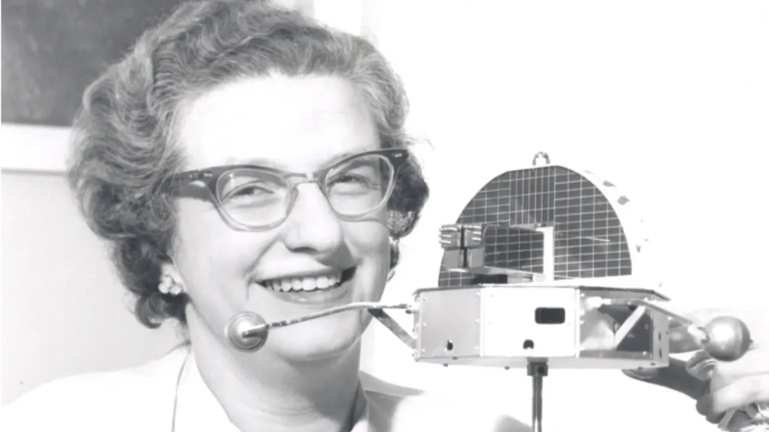 Dra. Nancy Grace Roman con un modelo satelital
