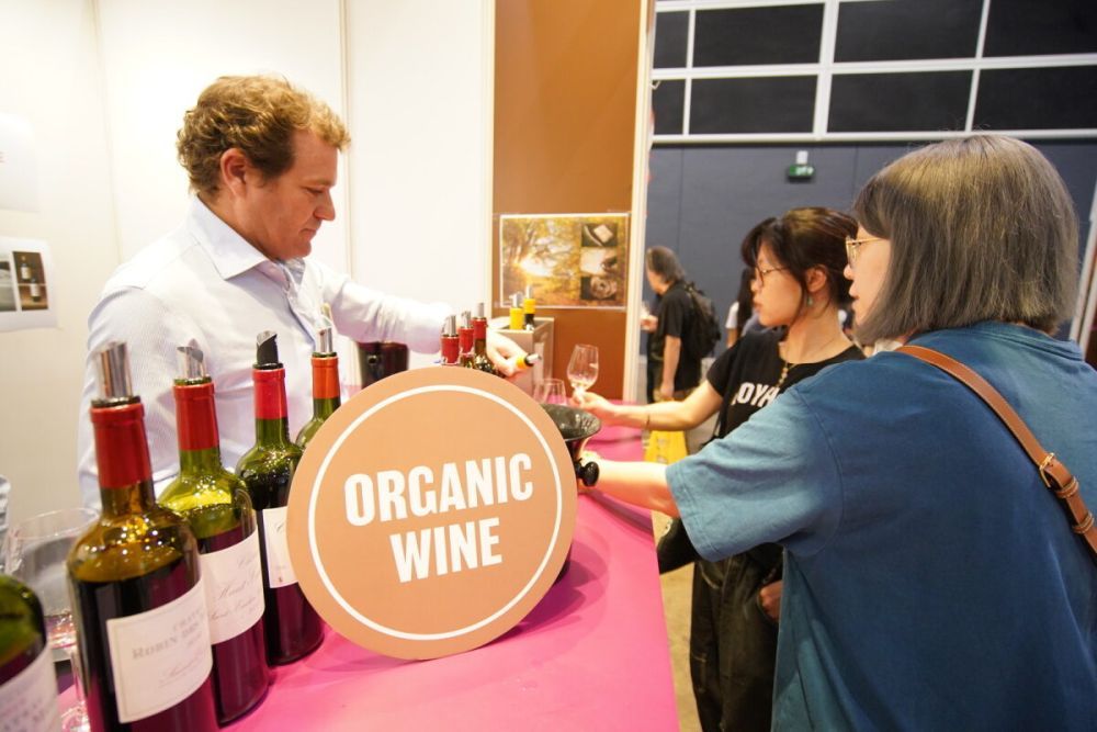 تم عرض النبيذ العضوي من أصول مختلفة في معرض النبيذ والمشروبات الروحية، مما يوفر خيارات للمشترين.