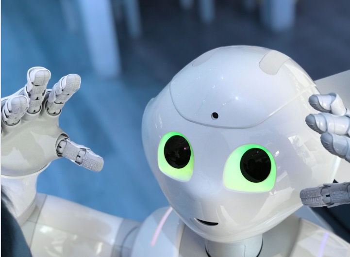 کیا روبوٹ انسانوں کی جگہ لے رہے ہیں، یا کوبوٹس ایک مشترکہ مستقبل کی تشکیل کر رہے ہیں؟