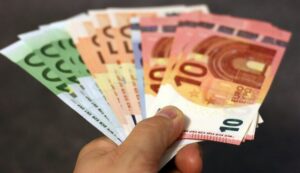 بینکوں کی طرح کام کرنے والی کرپٹو فرموں کے لیے ECB آفیشل پرچم ریگولیٹری خطرات