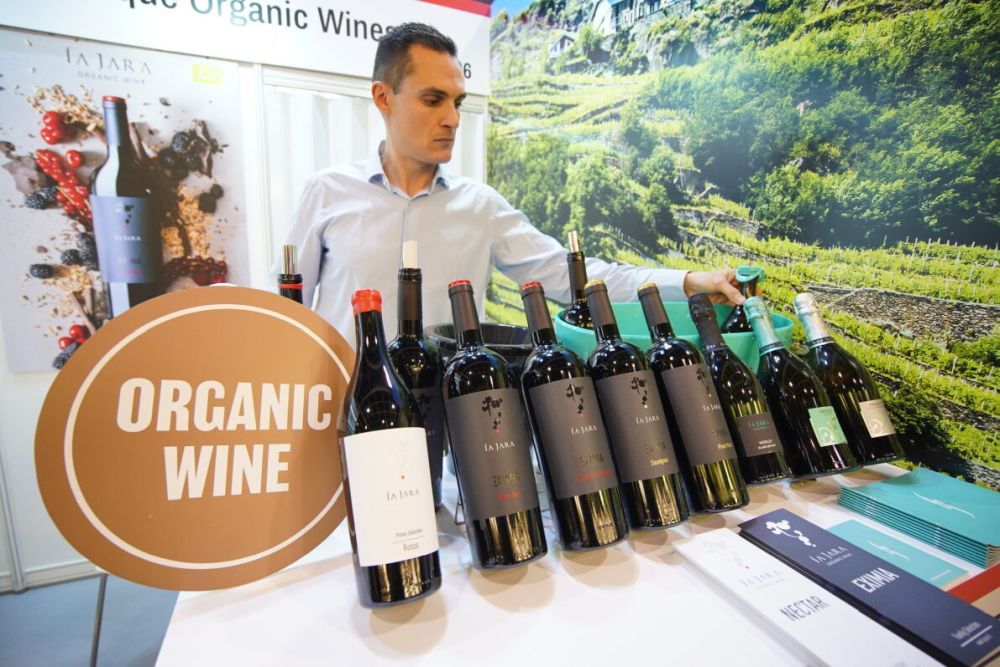 Messuilla esitellään italialaisia ​​luomuviinejä, mukaan lukien La Jara - Boutique Organic Winesin Prosecco DOC Spumante Brut. Messujen osallistujat voivat maistella ainutlaatuisia makuja laajasta viinivalikoimasta luomuviinialueella (osastonumero: 3C-C26).