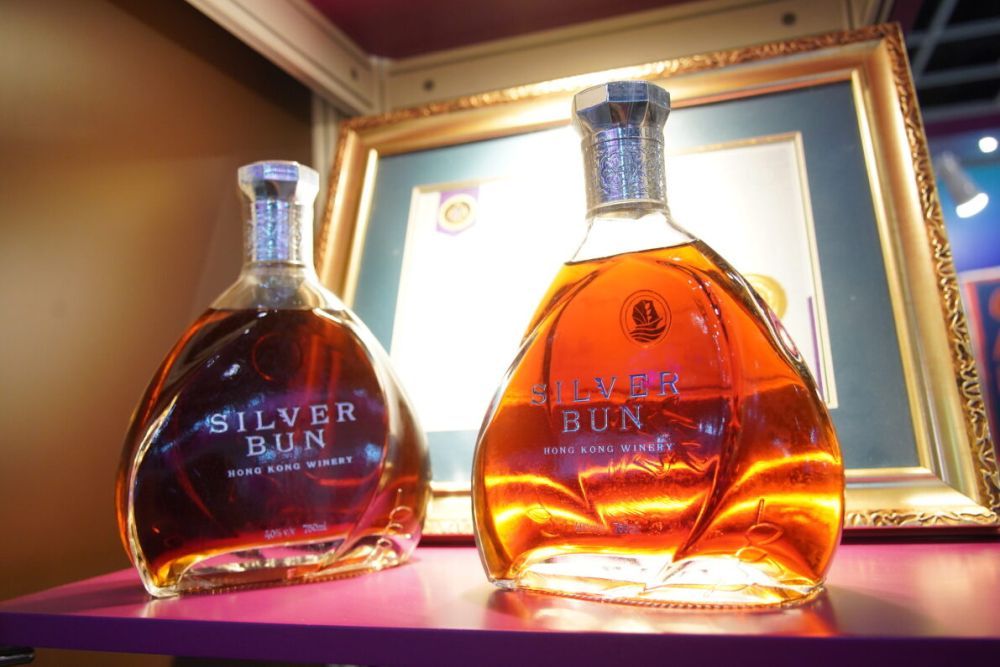 银Bun-bin复合香型蒸馏酒是香港制造。 该产品由发酵谷物和水果蒸馏而成，带有柔和甜美的果香。 该酒于2019年首次参加香港GCWS葡萄酒及烈酒评审大赛，荣获铜奖（展位号：3C-B24）。