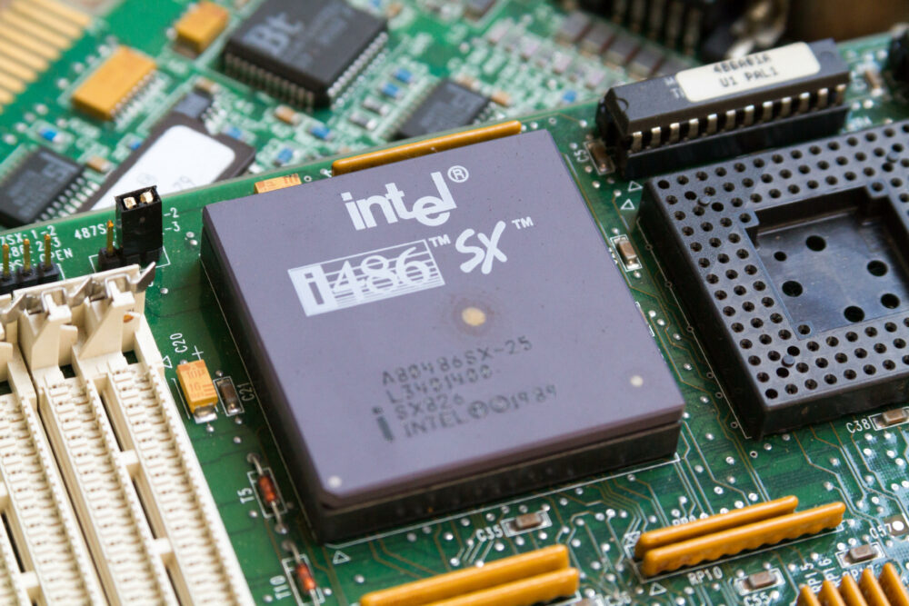 Intel kohtaa "Downfall" bug -oikeudenkäynnin, joka vaatii 10 XNUMX dollaria kantajaa kohti