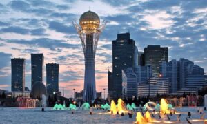 Kazajstán presenta Digital Tenge en modo piloto limitado con la primera transacción minorista