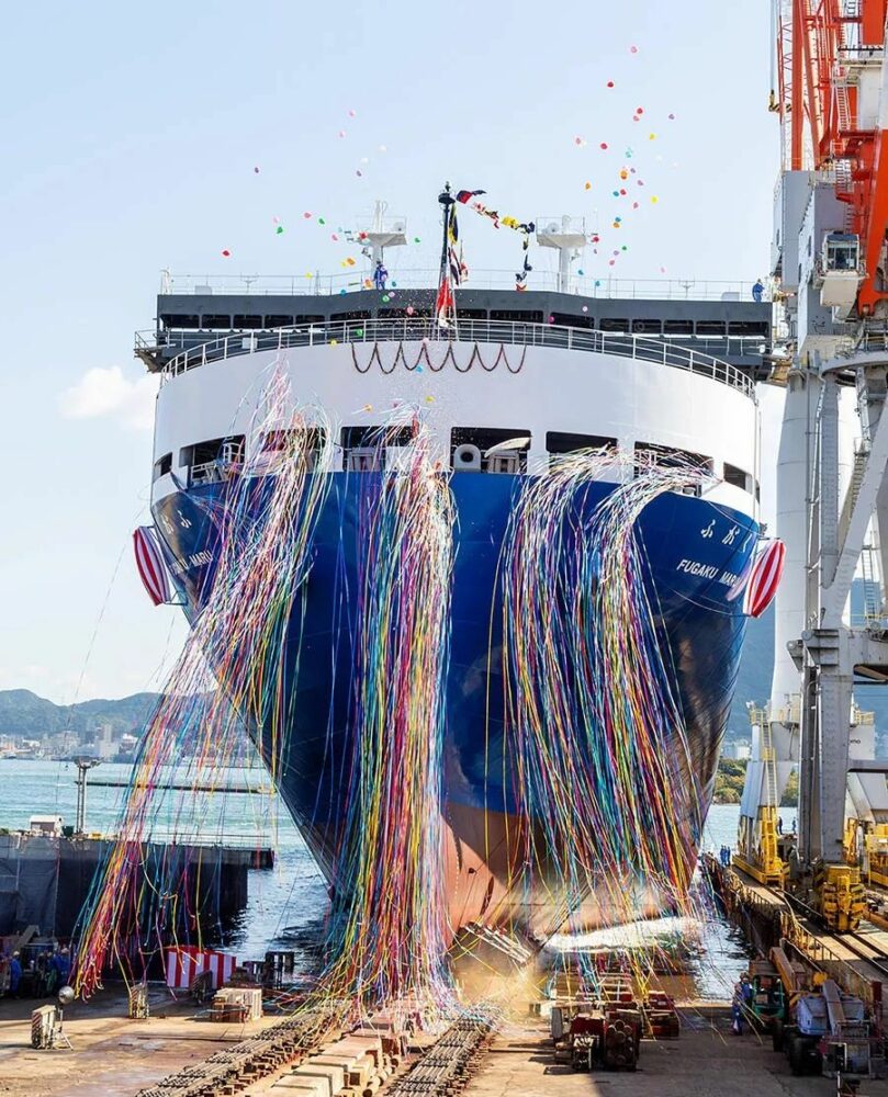 Mitsubishi Shipbuilding celebra el bautizo y la ceremonia de botadura del nuevo barco de carga y descarga FUGAKU MARU en Shimonoseki