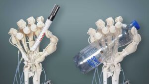Forskare 3D-skriver ut en komplex robothand med ben, senor och ligament