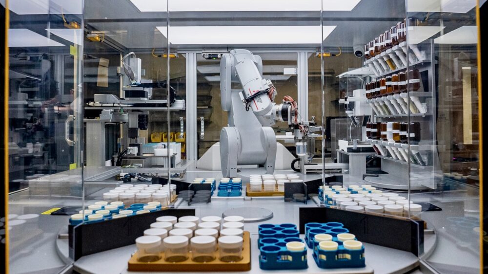 Une IA Google DeepMind vient de découvrir 380,000 XNUMX nouveaux matériaux. Ce robot les prépare.