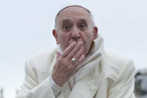 Pave Frans ber om en global traktat for å regulere AI-våpen