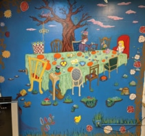 Mural da festa do chá de Alice no País das Maravilhas