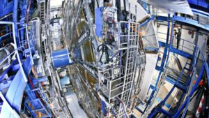 Gelijktijdige productie van een top-quark en een foton voor het eerst waargenomen – Physics World