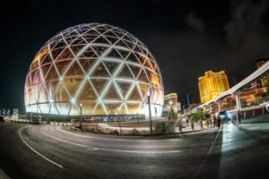 Sfera Las Vegas i jej ciekawy związek z Izaakiem Newtonem – Świat Fizyki