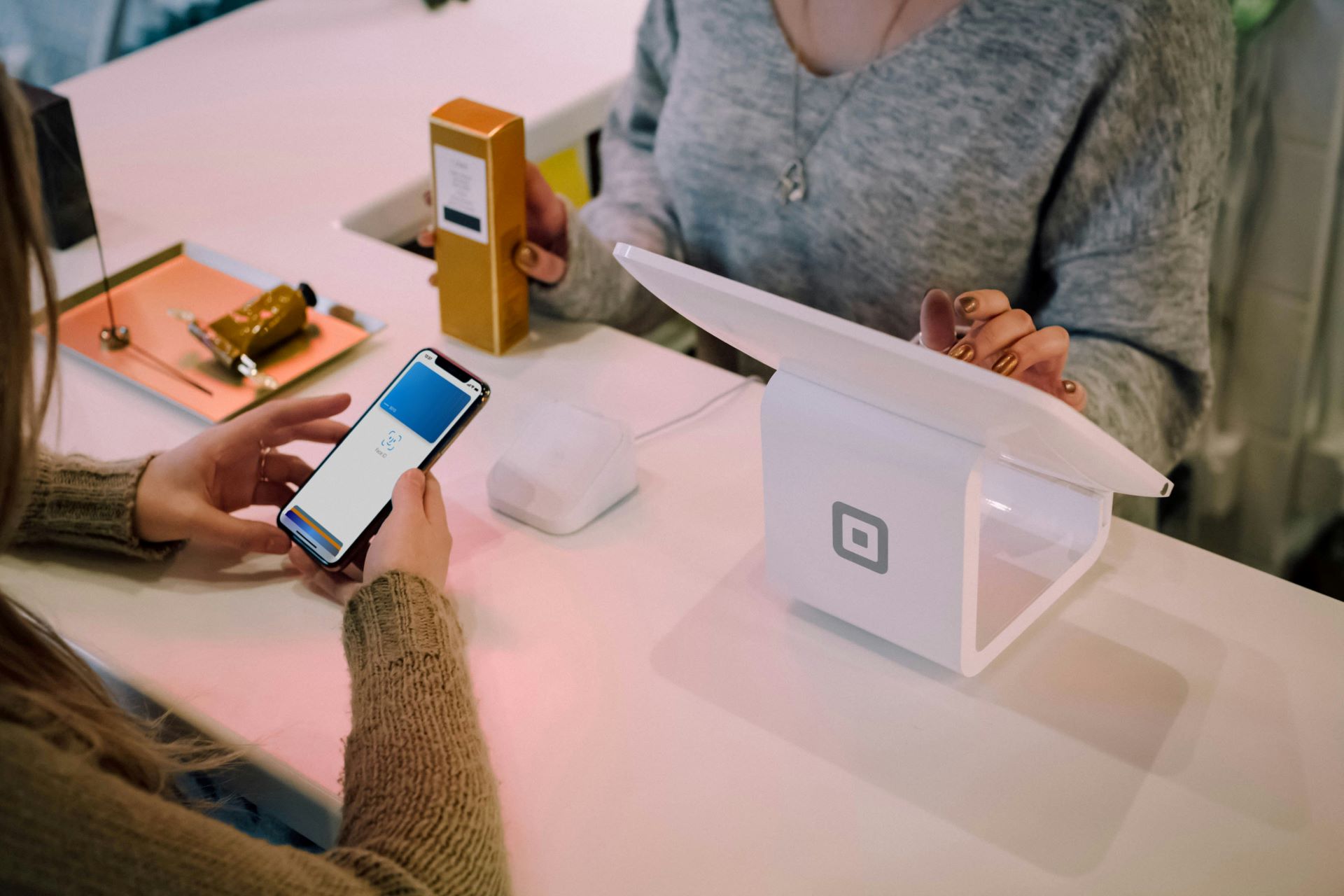 Iphone z odprtim Apple Payom poskuša plačati na plačilnem terminalu NFC