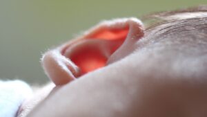 Ein gehörlos geborenes Kind kann dank bahnbrechender Gentherapie zum ersten Mal hören