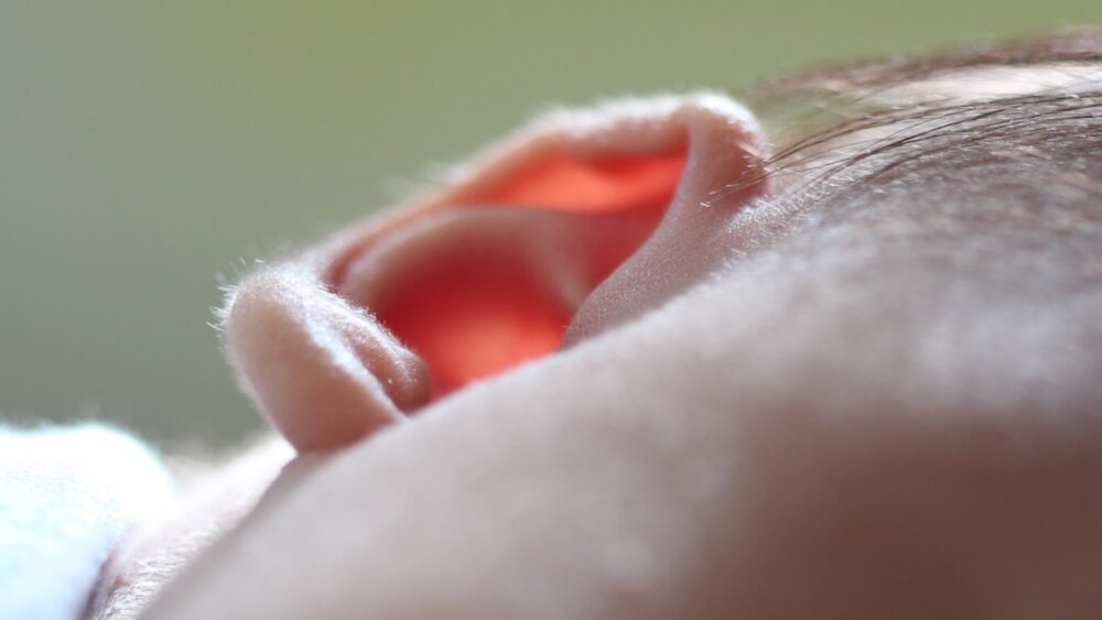 يمكن لطفل مولود أصم أن يسمع لأول مرة بفضل العلاج الجيني الرائد
