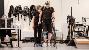 Технологія, відзначена нагородами, дозволяє паралізованій людині ходити, новий журнал зосереджений на стійкості – Physics World