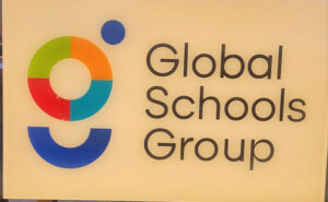 مجموعة المدارس العالمية تكشف عن الشعار الجديد