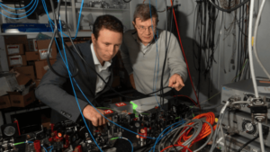 Quantum-prosessor integrerer 48 logiske qubits – Physics World