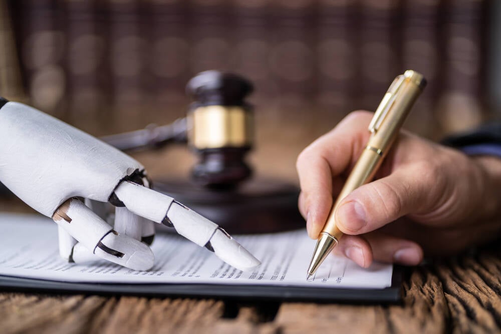 Högsta domstolens chefsdomare rapporterar om AI-drivna domare