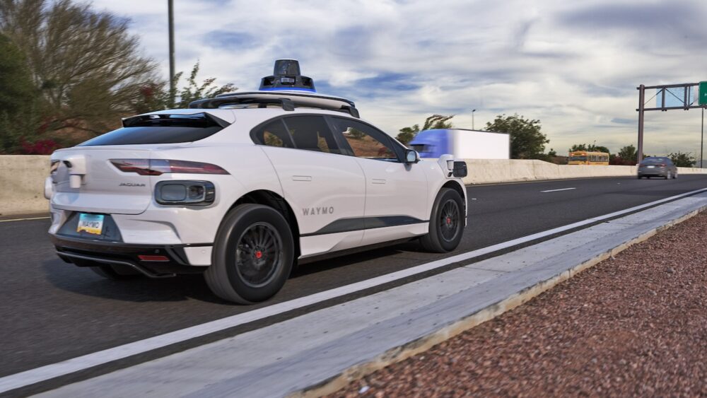 Waymos førerløse biler kjører på motorveien uten sikkerhetssjåfører i Arizona