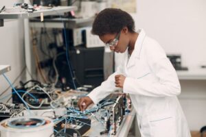 Miks me vajame, et füüsikakogukond mängiks mustanahaliste füüsikaüliõpilaste toetamisel suuremat rolli – Physics World