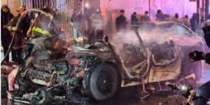 怒った暴徒がウェイモの自動運転車を破壊し放火