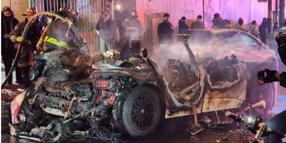 Wściekły tłum niszczy i podpala autonomiczny samochód Waymo