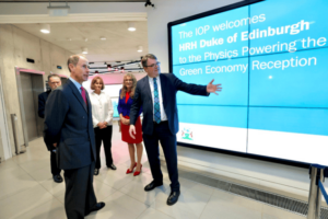 Duke of Edinburgh besøker Institute of Physics for å høre hvordan fysikere støtter den grønne økonomien – Physics World