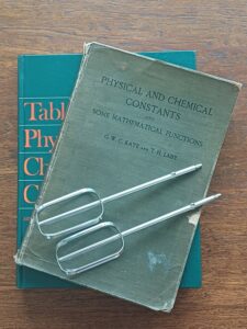 Перші видання: у пошуках оригінальних Kaye and Laby – Physics World