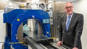 MRI menjaga terapi sinar proton tetap tepat sasaran, teknik baru melacak pergerakan bakteri – Dunia Fisika
