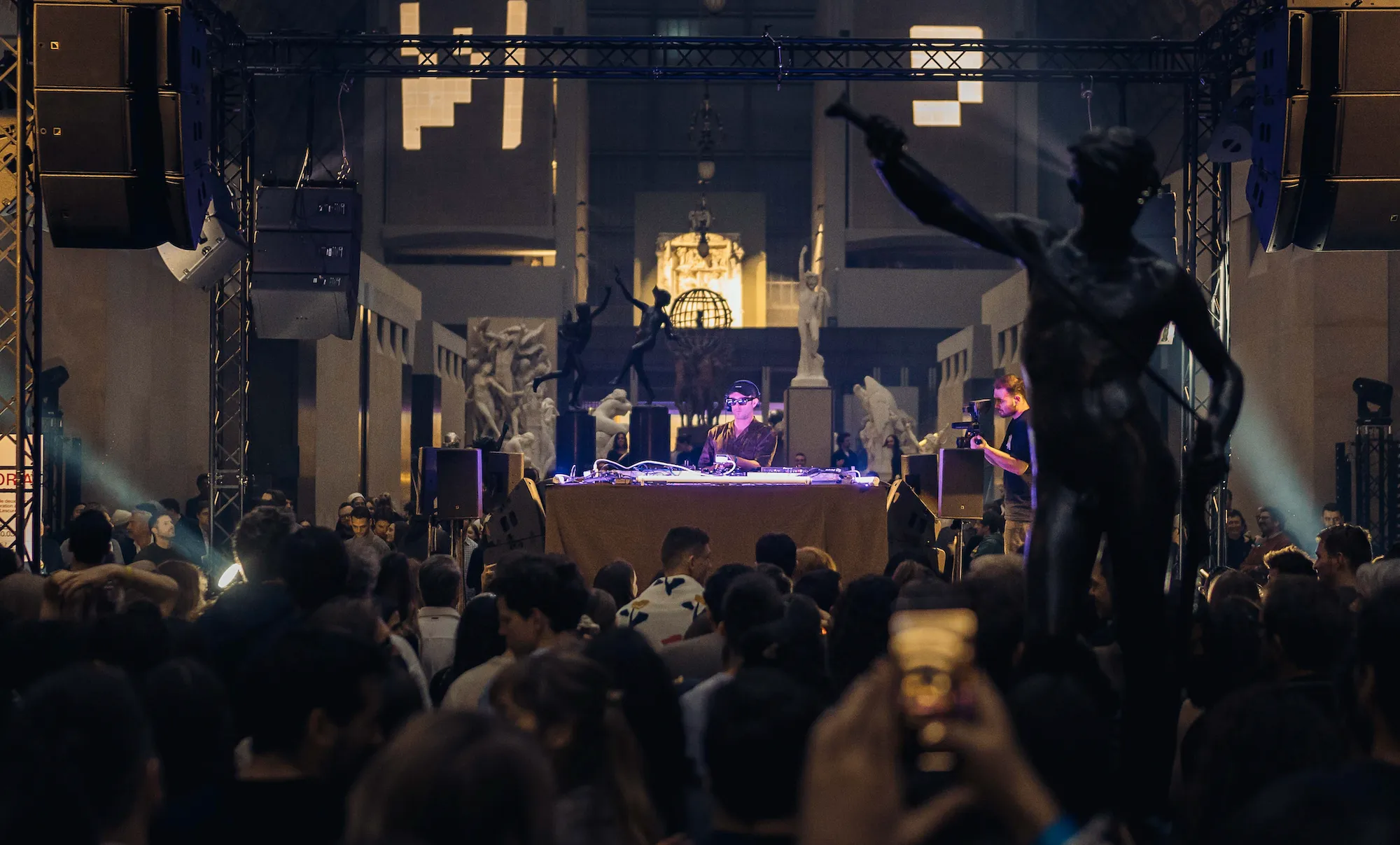 Agoria realizando un DJ set el sábado para celebrar el lanzamiento