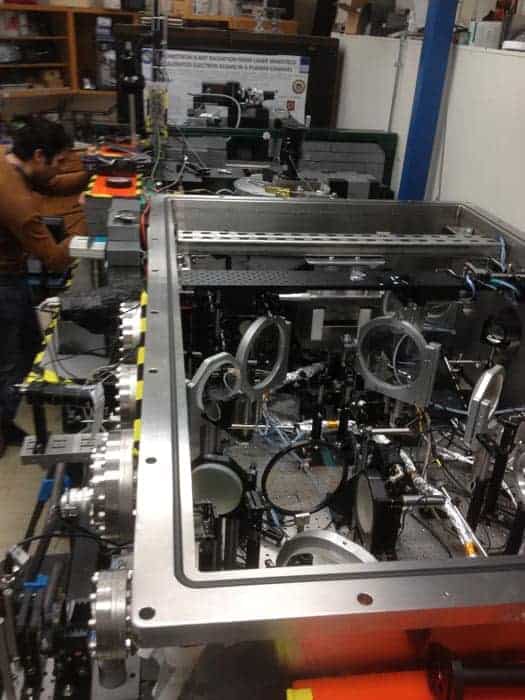 ミシガン大学で陽電子ビームを生成するために使用された装置の写真