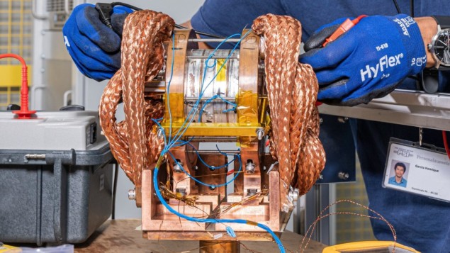 新しい陽電子源はレプトン衝突型加速器に威力を与える可能性 – Physics World