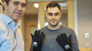 Pametne rokavice sledijo gibom roke z neverjetno natančnostjo – Physics World