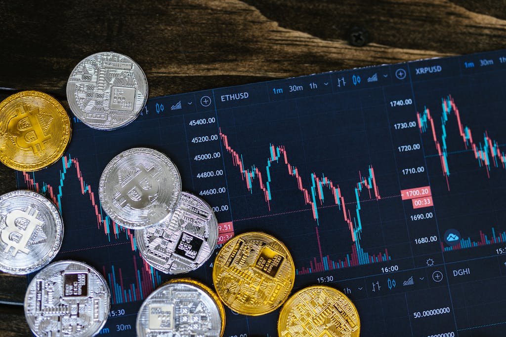 Close-up shot van zilveren en gouden ronde munten - Crypto-token ontgrendelt