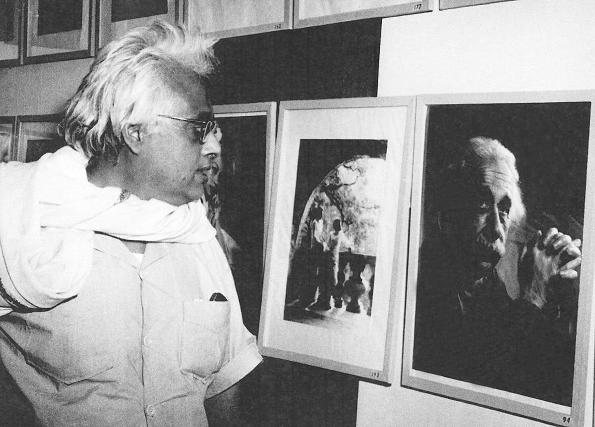 S N Bose betrachtet ein Foto von Albert Einstein