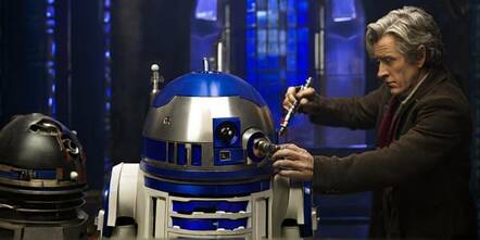 Doctor Who repareert R2D2 met een sonische schroevendraaier