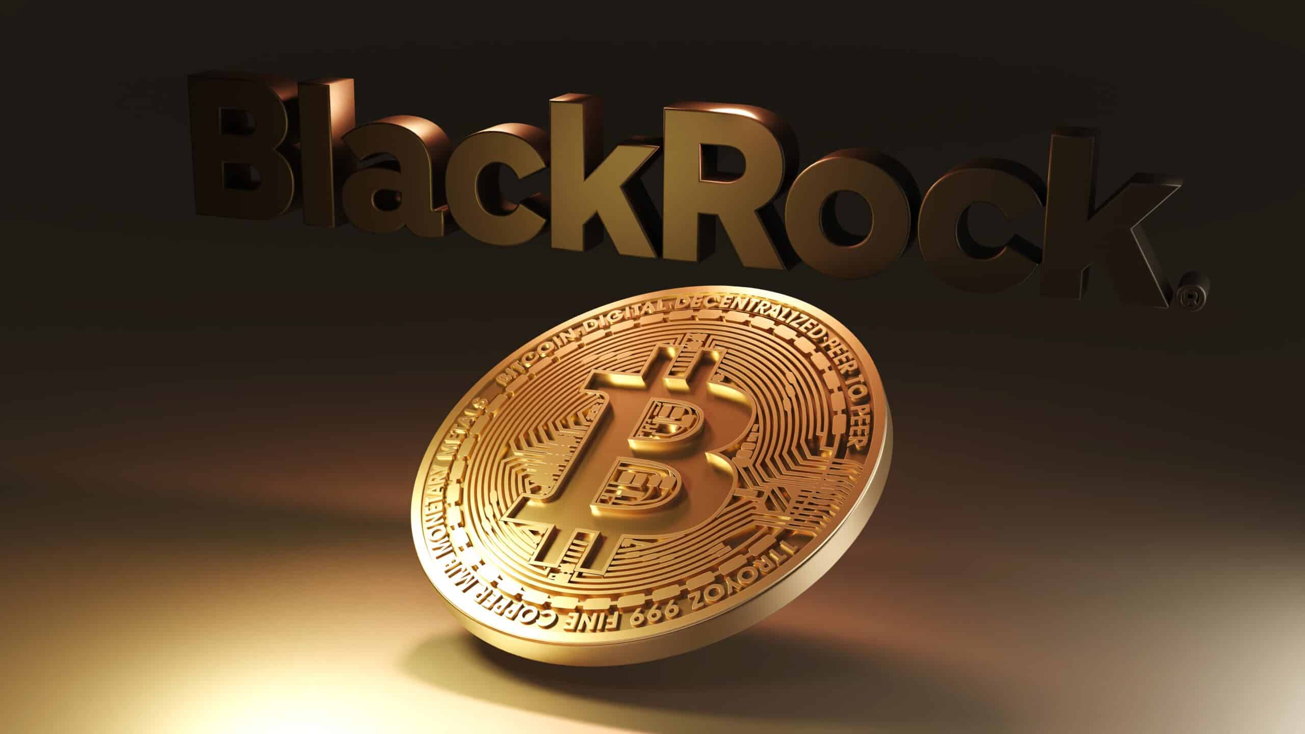 taustal blackrocki logo ja esiplaanil kuldne bitcoin